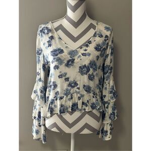American Eagle adorable v-neck pull over blouse